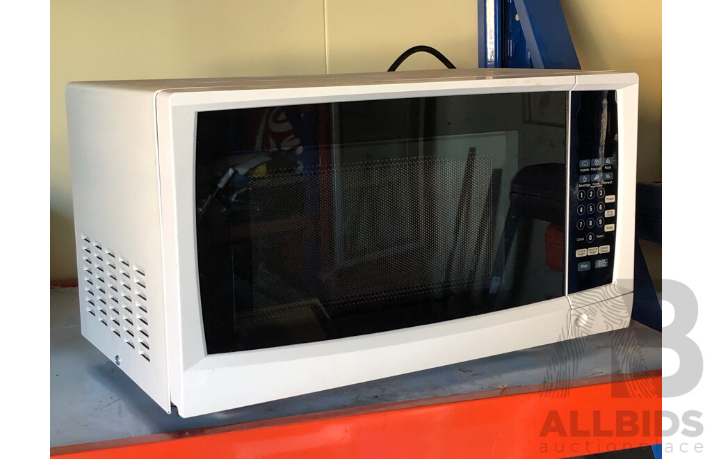 Anko 700 Watt Microwave Oven