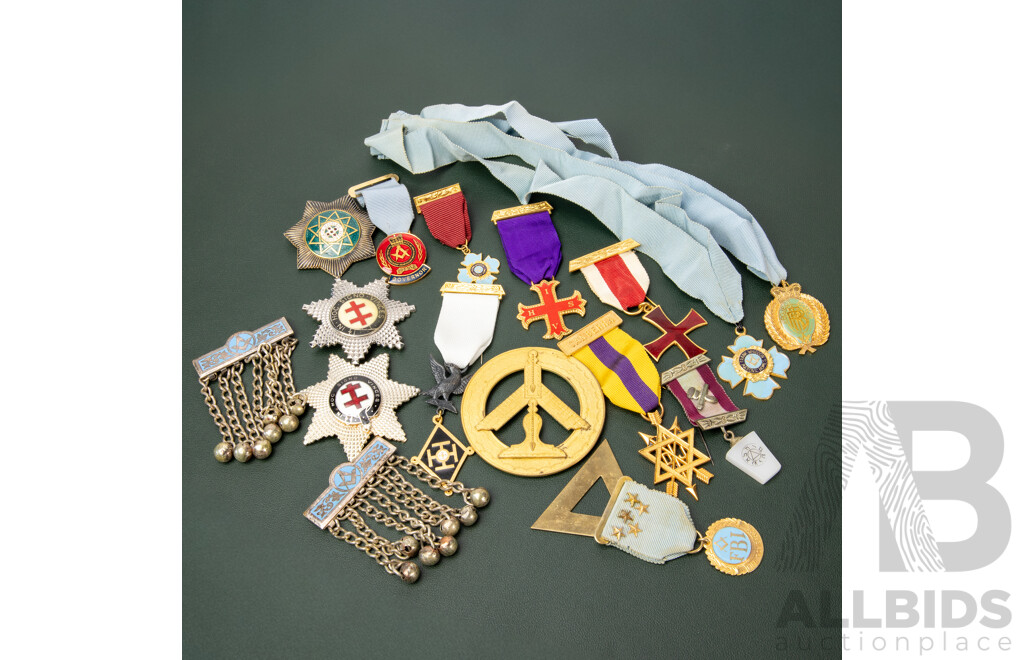 Collection of Vintage Masonic Pins and Badges Including Governor, Project Donor, Frank Whiddon Masonic Homes, Knights Templar