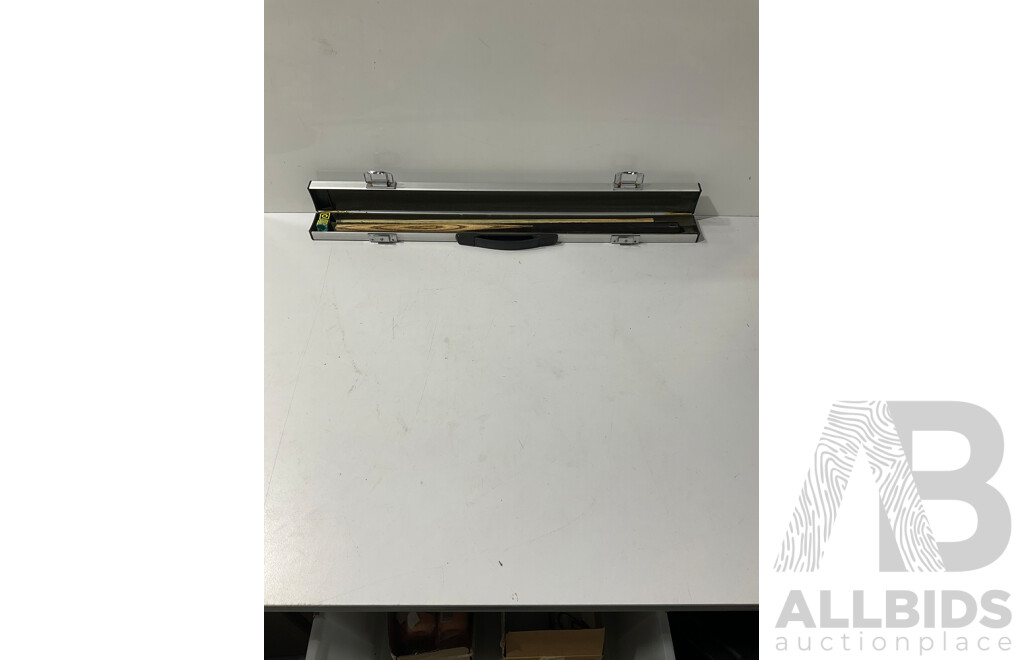 Barracuda Gold Medal Pool Cue Set in Aluminium Case