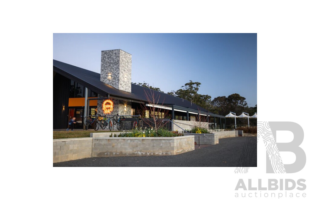 L43 - 2 Night Luxury Villa - 'Jaguar Stay' Mogo including a tour of Foxdog Gin Distillery & 2 gin flight tasting with charcuterie board