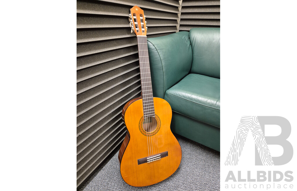 L85 - Yamaha Full sized Classical Acoustic Guitar