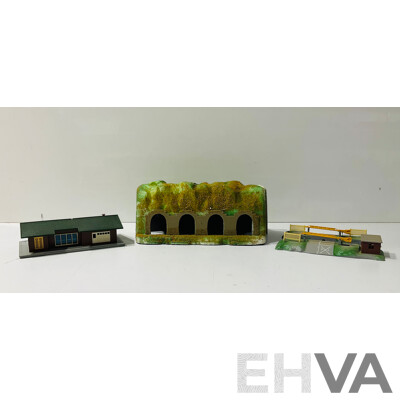 Collection of Boxed Lima HO Scale Scenery Pieces Including Level Crossing, Trackside Building, Galleria Tunnel and 1977-78 Lima Catalogue
