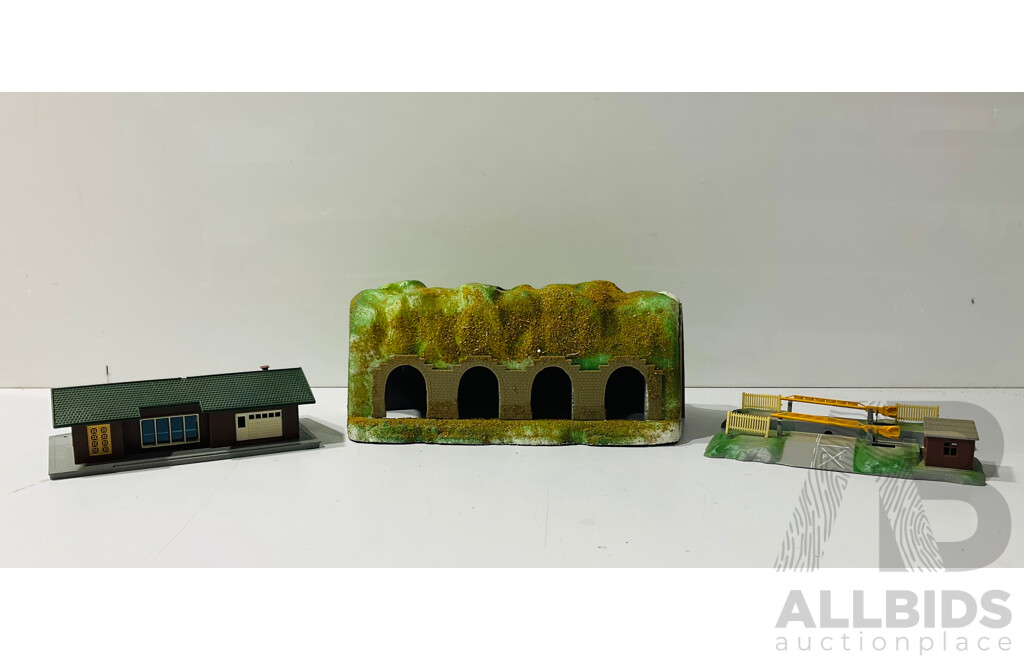 Collection of Boxed Lima HO Scale Scenery Pieces Including Level Crossing, Trackside Building, Galleria Tunnel and 1977-78 Lima Catalogue