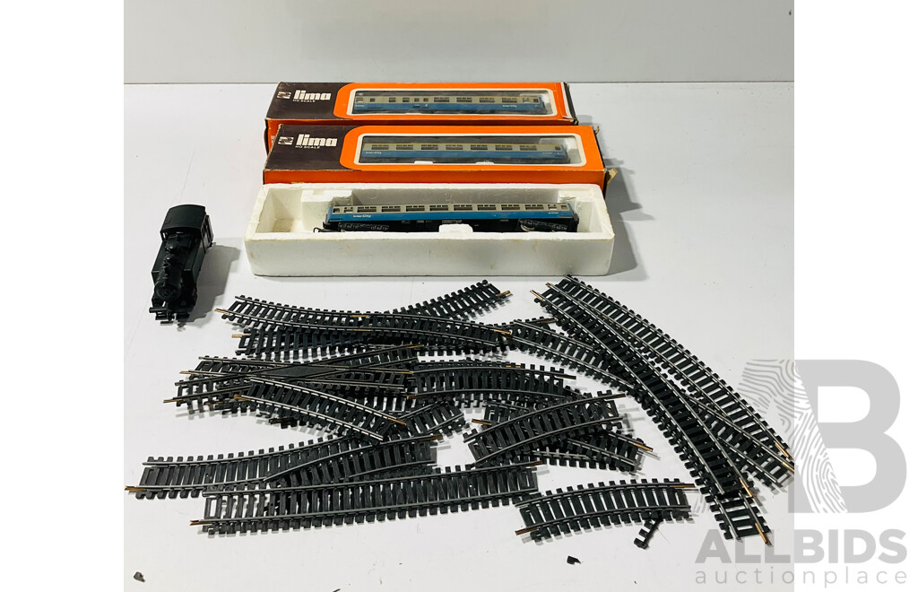 Vintage Lima HO Scale Steam Locomotive and Three Inter-City Passenger Carriages with Track Pieces