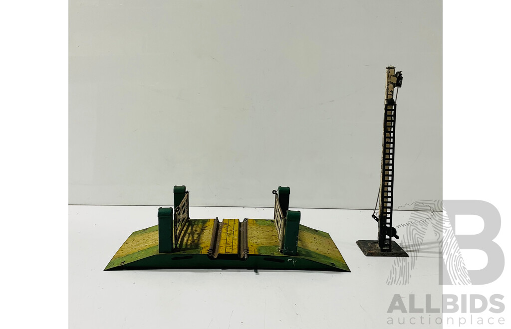 Vintage Hornby 'O' Scale Pressed Steel Level Crossing and Signal Pole (Lacking Semaphore)