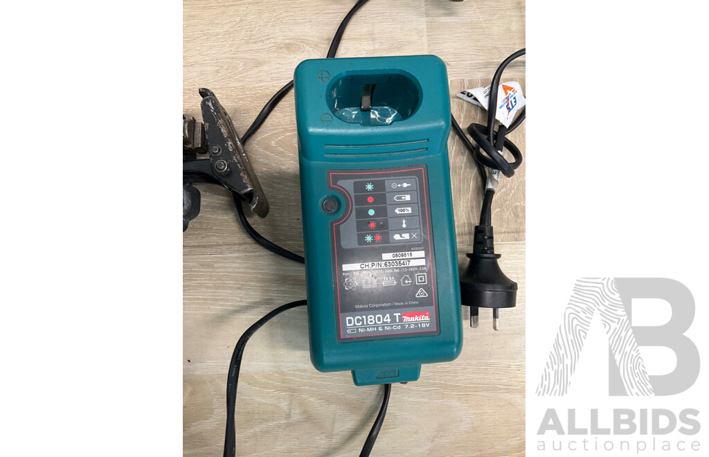 MAKITA  (JR180D) 18V Cordless Reciprocating Saw X2, 3x Battery and MAKITA Battery Charger (DC1804T) - Lot of 6
