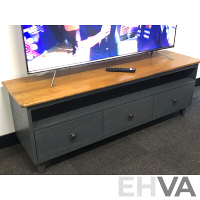 Hisense 55 Inch UHD 4K Smart Television(Series 8) with Oak Entertainment Unit