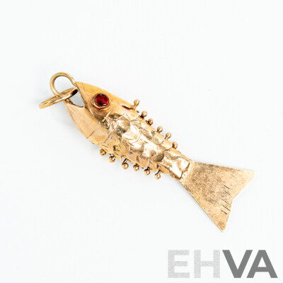 14ct Vintage Articulated Fish Pendant/charm with Garnet Eyes, 28mm, 1.11 Grams