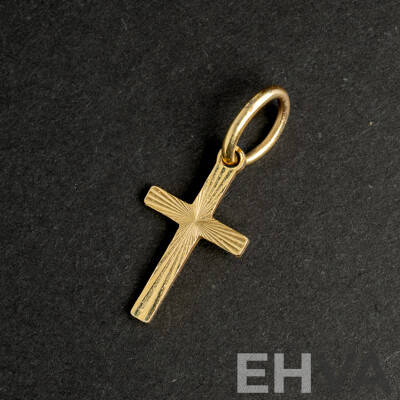 9ct Patterned Cross Pendant/charm, 18mm Long, 0.38 Grams