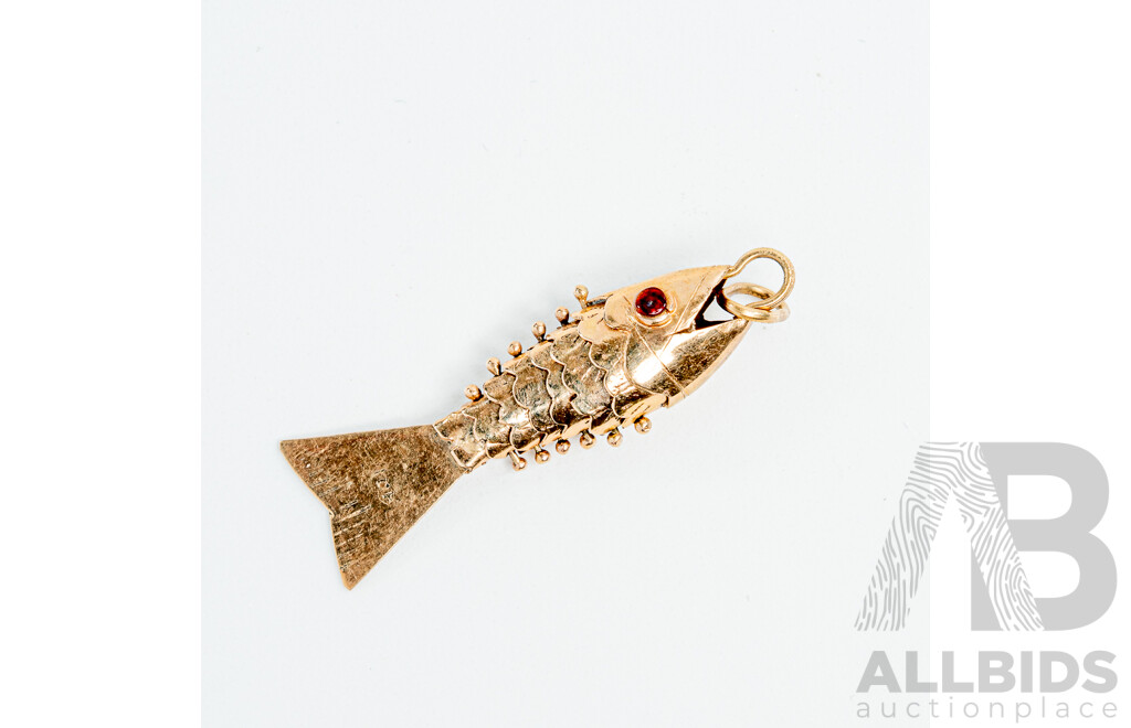 14ct Vintage Articulated Fish Pendant/charm with Garnet Eyes, 28mm, 1.11 Grams