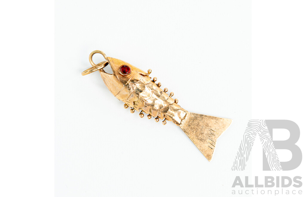 14ct Vintage Articulated Fish Pendant/charm with Garnet Eyes, 28mm, 1.11 Grams