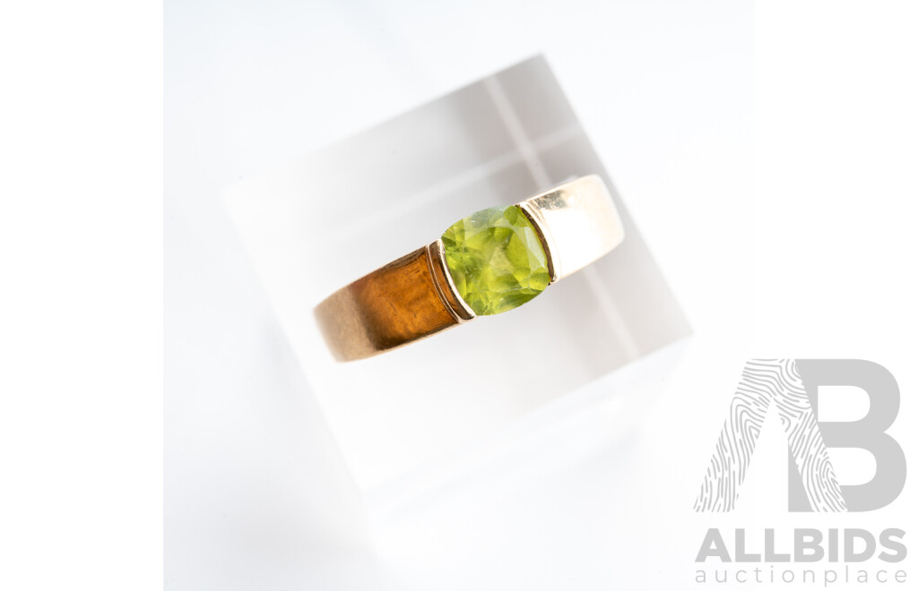 9ct Peridot 6mm Cushion Cut Solitiare Ring, Size Q, 4.15 Grams