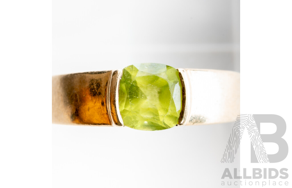 9ct Peridot 6mm Cushion Cut Solitiare Ring, Size Q, 4.15 Grams