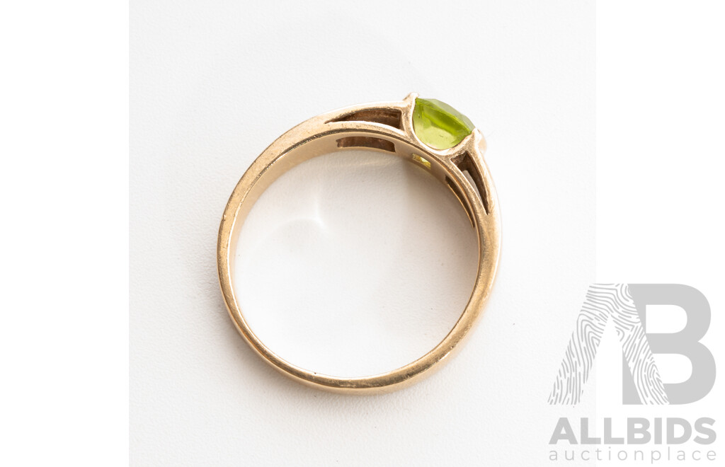 9ct Peridot 6mm Cushion Cut Solitiare Ring, Size Q, 4.15 Grams