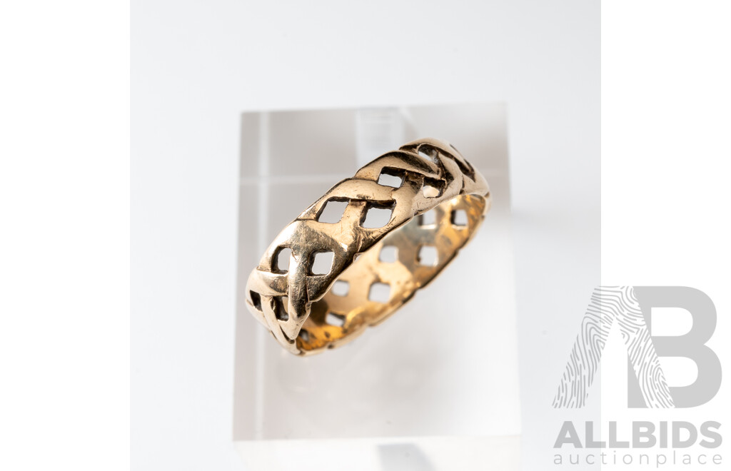 9ct Celtic Weave Patterned Wedding Ring, Size R, 3.21 Grams