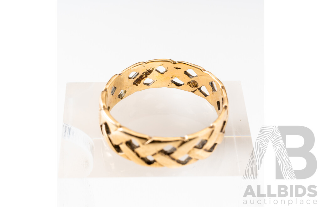 9ct Celtic Weave Patterned Wedding Ring, Size R, 3.21 Grams