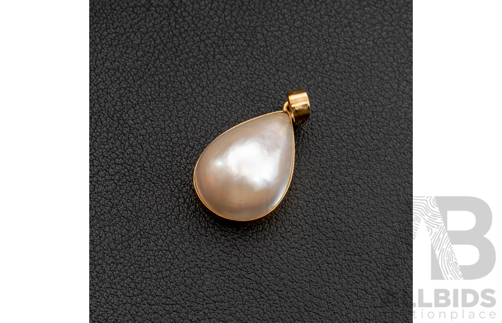 9ct Mabe Pearl Drop Pendant, 30mm Long, 3.65 Grams