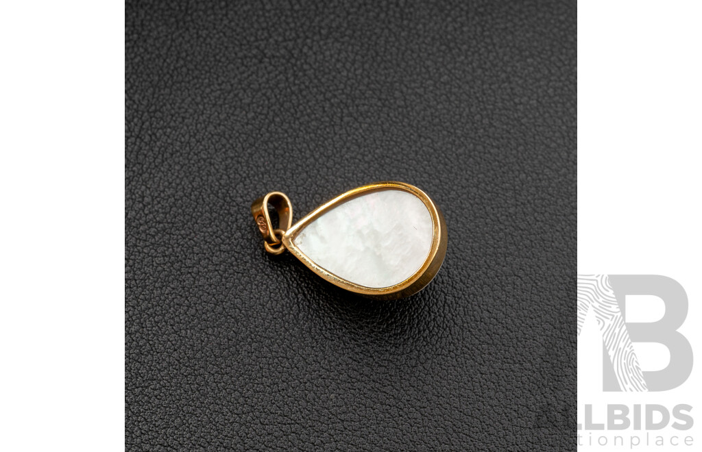9ct Mabe Pearl Drop Pendant, 30mm Long, 3.65 Grams