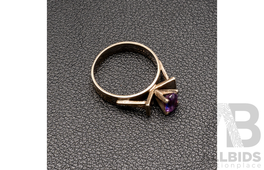 9ct Vintage White Gold Purple Colour Changing Sapphire Solitaire Ring, Size N, 3.47 Grams