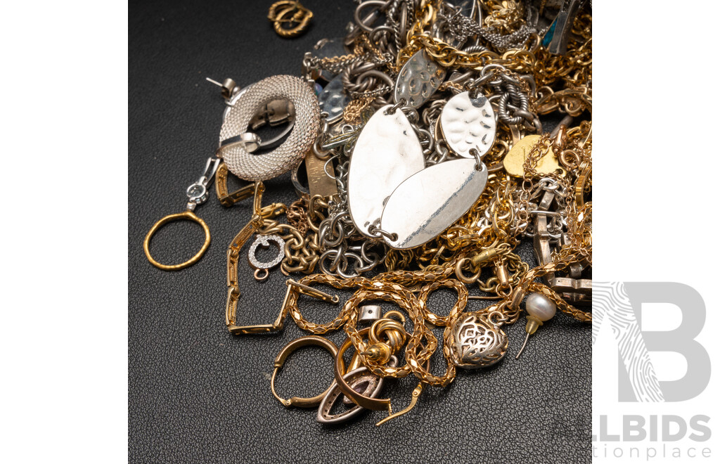 Collection of Vintage Gold/silver Tone Jewellery Items, 1254 Grams