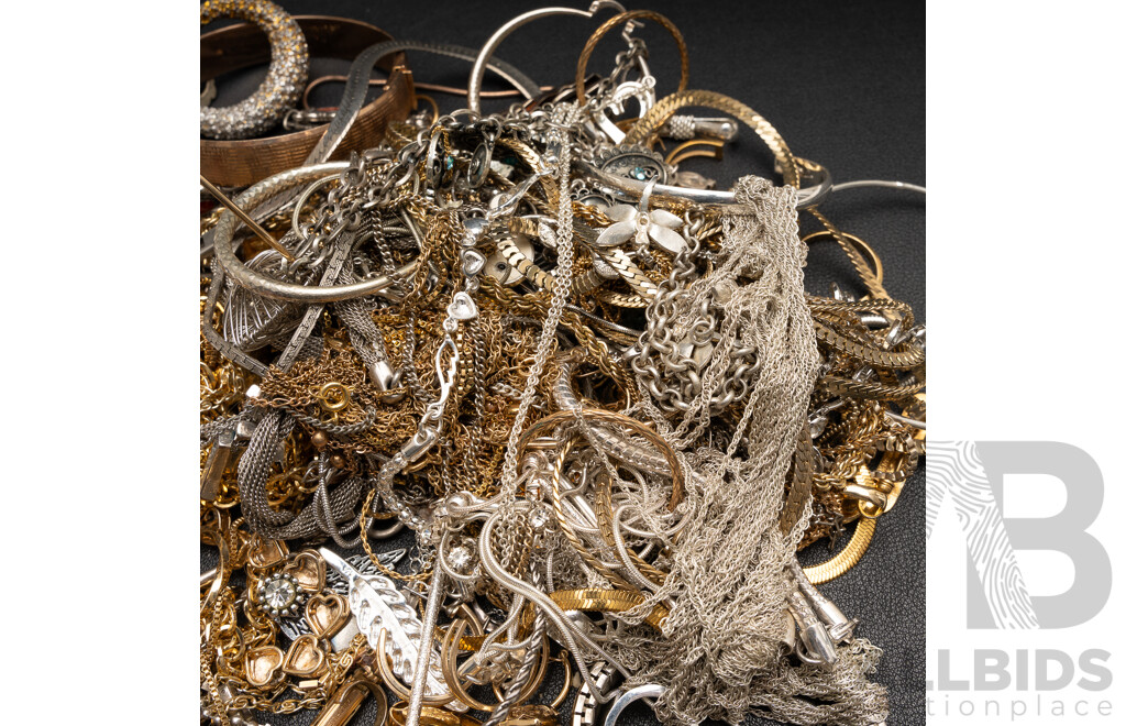 Collection of Vintage Gold/silver Tone Jewellery Items, 1254 Grams