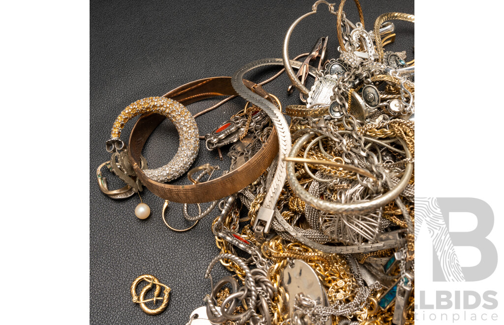 Collection of Vintage Gold/silver Tone Jewellery Items, 1254 Grams