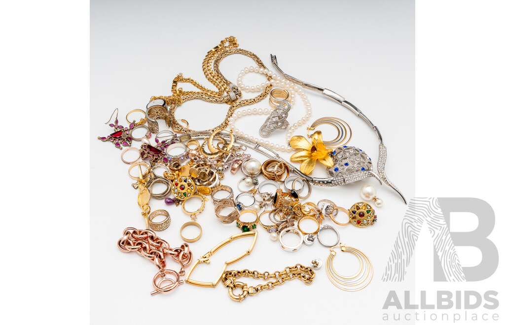 Collection of Gold/silver Tone Vintage Jewellery Including Cultured Pearl Necklace, 585 Grams