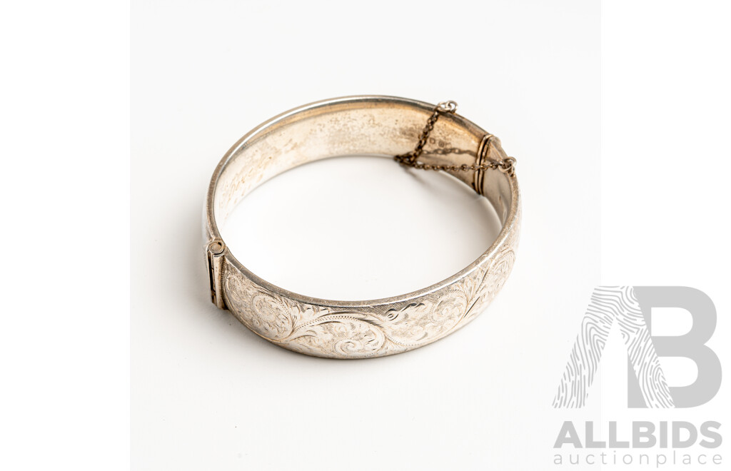 Vintage Sterling Silver Etched Oval Hinged Bangle, 59mm Internal Diameter, Birmingham, 34.65 Grams