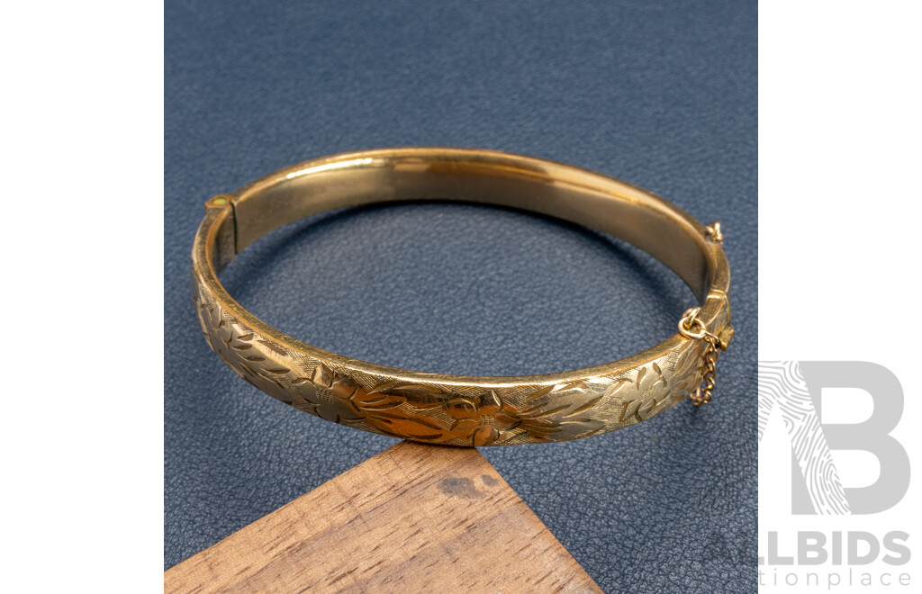 Vintage 1/5 9ct Rolled Gold Etched Oval Hinged Bangle with Safety Chain, 59mm Internal Diameter, with Safety Chain