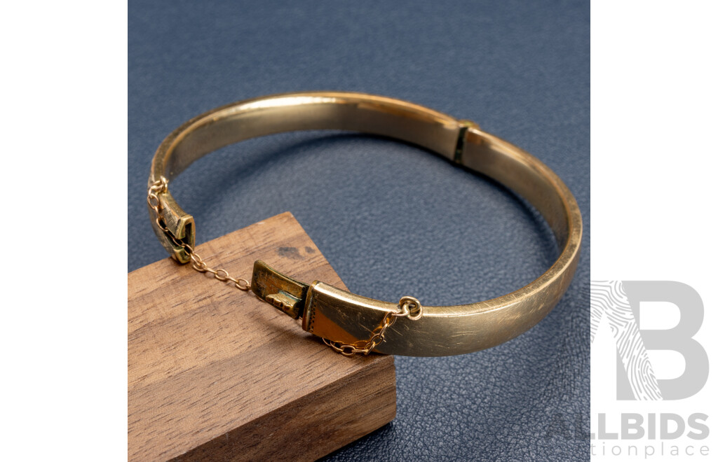 Vintage 1/5 9ct Rolled Gold Etched Oval Hinged Bangle with Safety Chain, 59mm Internal Diameter, with Safety Chain