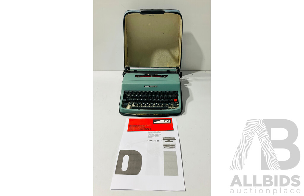 Retro Olivetti Lettera 32 Typewriter in Carrying Case