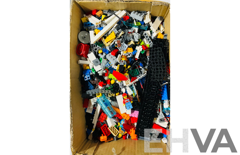 Approx 5.kg of Assorted Bulk Lego Including Minifigures, Capes, Technic Pieces and More