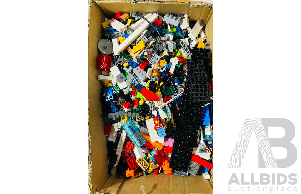 Approx 5.kg of Assorted Bulk Lego Including Minifigures, Capes, Technic Pieces and More