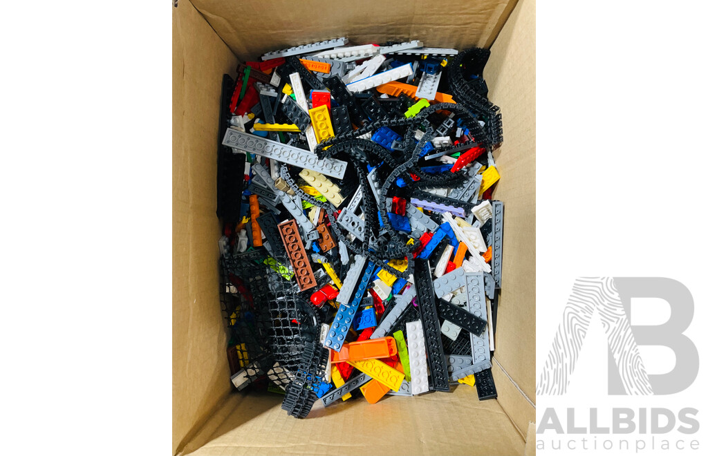 Approx 4kg of Assorted Bulk Lego Including Minifigures, Heroica Microfigures, Technic Pieces and More