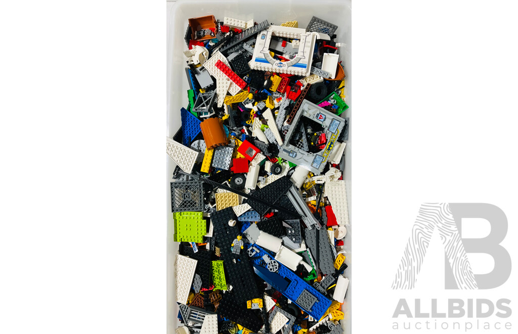 Approx. 10kg of Assorted Bulk Lego Including Minifigures, and More