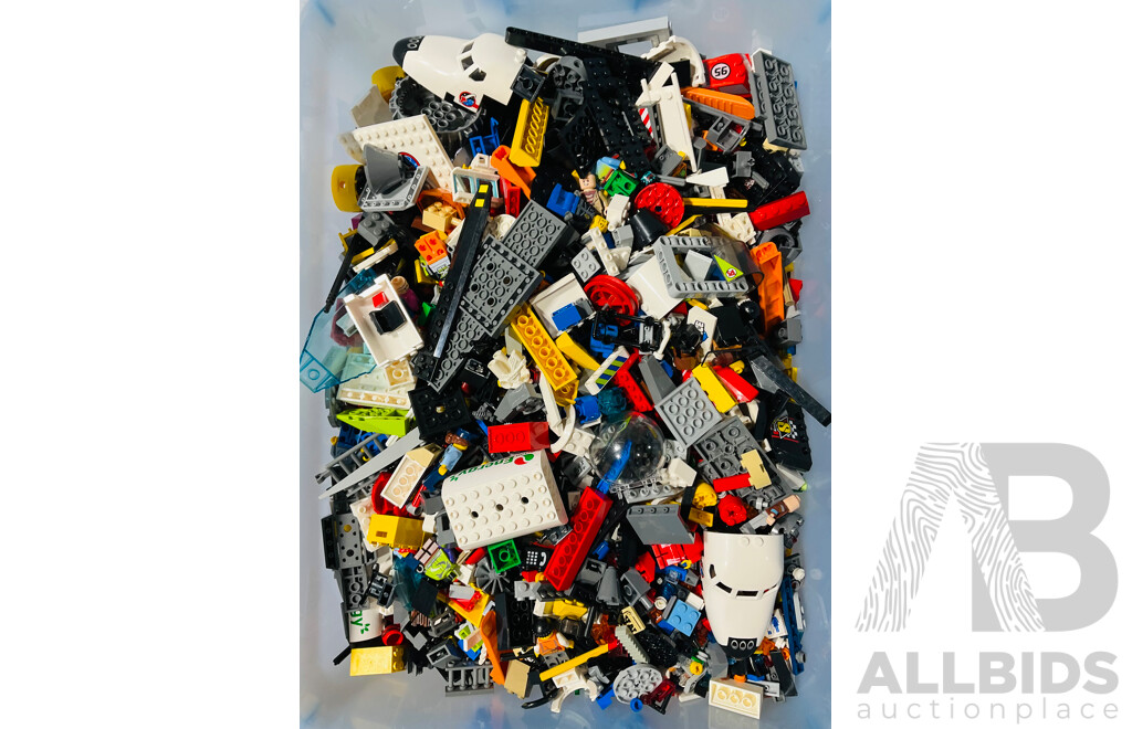 Approx. 8kg of Assorted Bulk Lego Including Minifigures, Bionicle Parts and More