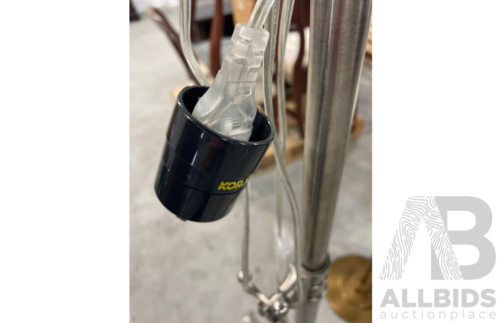 Studio Pivoting Task Lamp