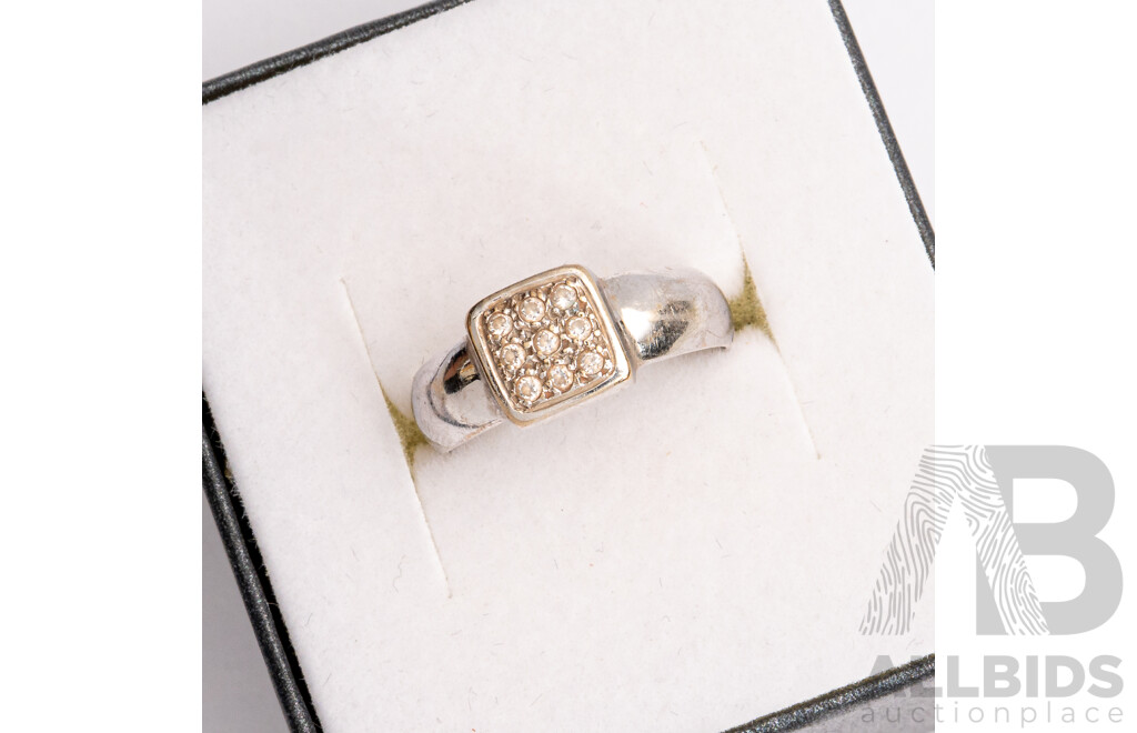 18ct White Gold Cz Set Cluster Ring, Size M, 2.51 Grams