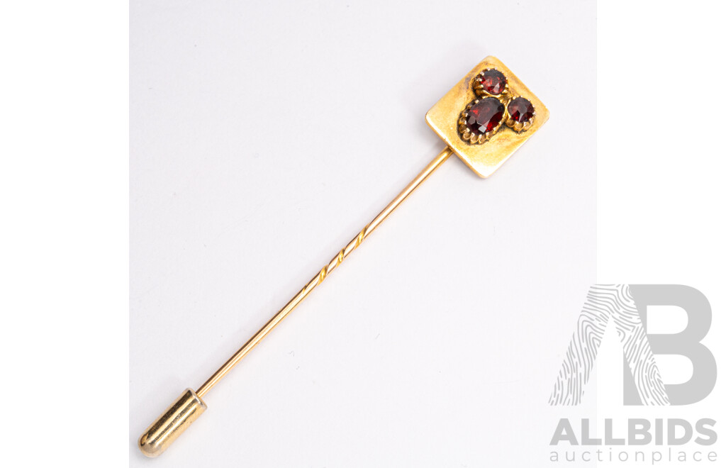 15ct Vintage Gold Stick Pin with 'mouse' Shaped Garnet Setting, 75mm, 4.75 Grams