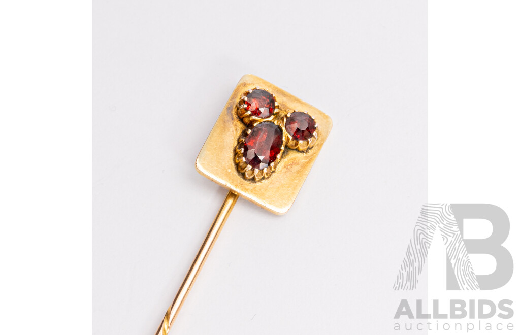 15ct Vintage Gold Stick Pin with 'mouse' Shaped Garnet Setting, 75mm, 4.75 Grams