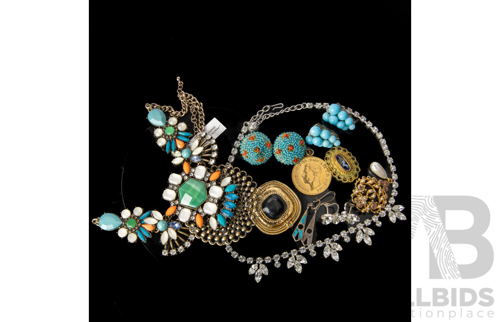 Collection of Vintage Jewellery Including Diamanté Necklace & Earrings Set