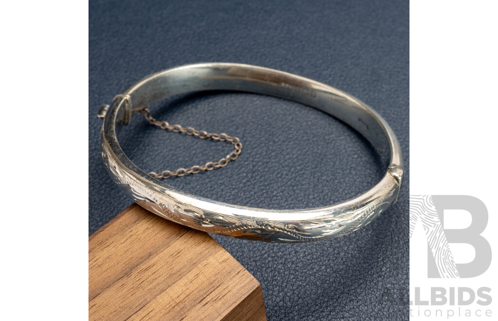 Sterling Silver Vintage Etched Oval Hinged Bangle with Safety Chain, Birmingham 1967, 11.70 Grams
