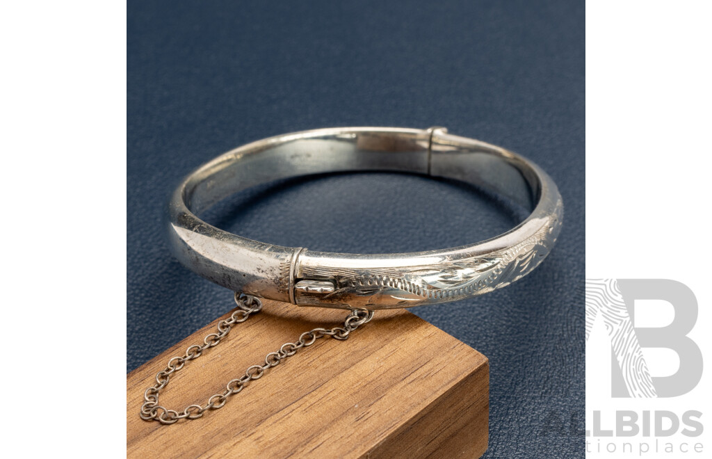 Sterling Silver Vintage Etched Oval Hinged Bangle with Safety Chain, Birmingham 1967, 11.70 Grams