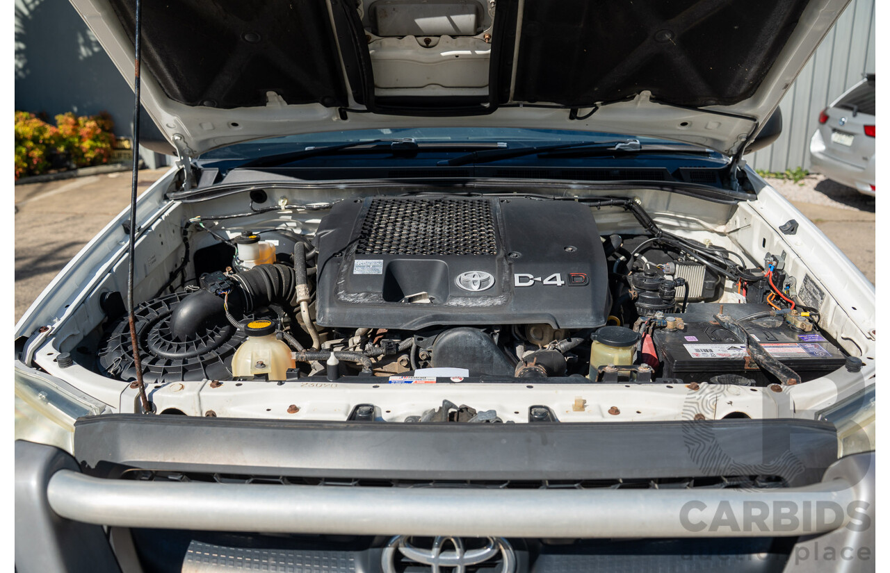 01/2011 Toyota Hilux SR (4x4) KUN26R 09 Upgrade Dual Cab P/Up Glacier White Turbo Diesel 3.0L