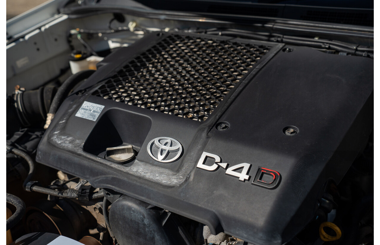 01/2011 Toyota Hilux SR (4x4) KUN26R 09 Upgrade Dual Cab P/Up Glacier White Turbo Diesel 3.0L