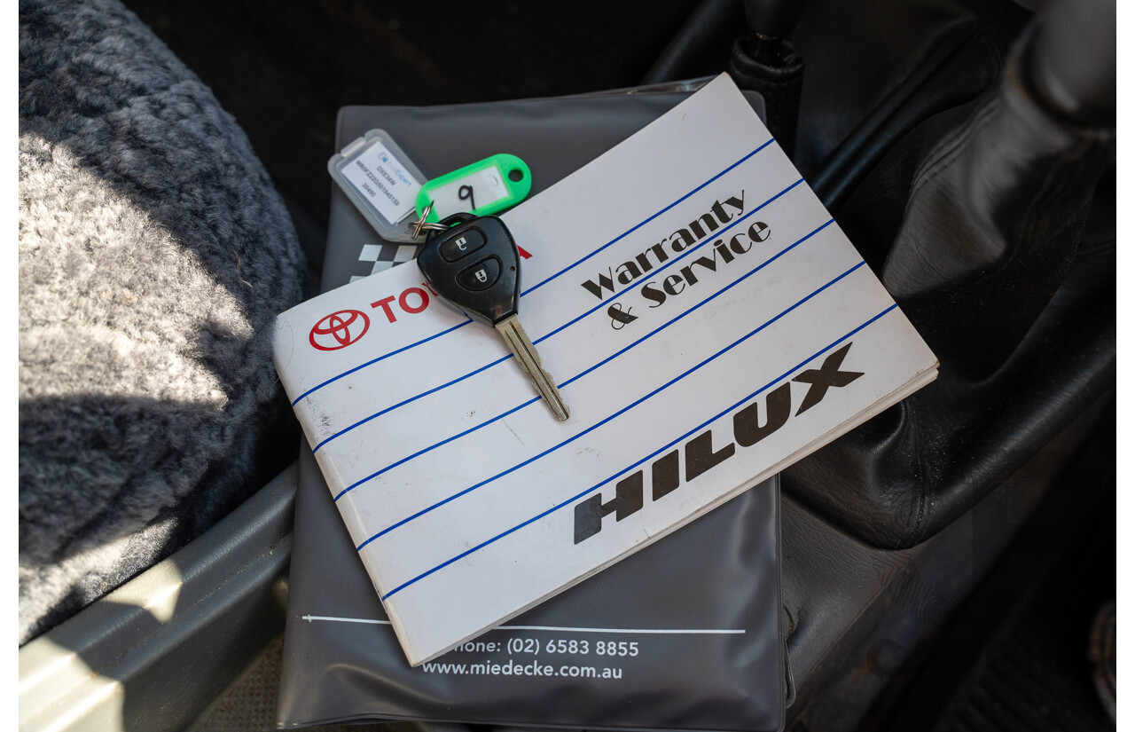 01/2011 Toyota Hilux SR (4x4) KUN26R 09 Upgrade Dual Cab P/Up Glacier White Turbo Diesel 3.0L