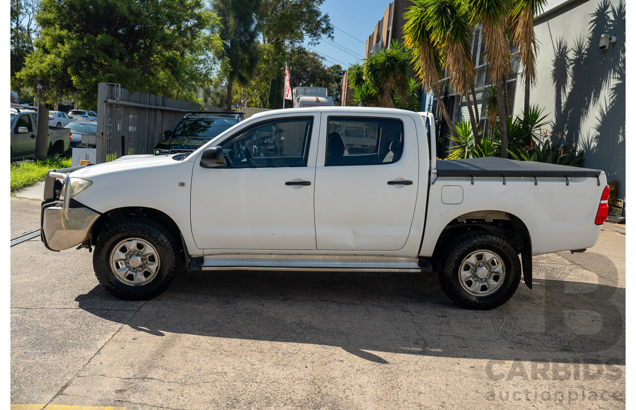 01/2011 Toyota Hilux SR (4x4) KUN26R 09 Upgrade Dual Cab P/Up Glacier White Turbo Diesel 3.0L