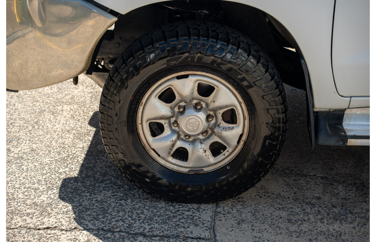 01/2011 Toyota Hilux SR (4x4) KUN26R 09 Upgrade Dual Cab P/Up Glacier White Turbo Diesel 3.0L