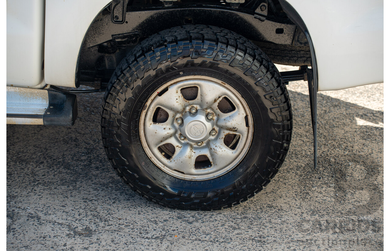 01/2011 Toyota Hilux SR (4x4) KUN26R 09 Upgrade Dual Cab P/Up Glacier White Turbo Diesel 3.0L