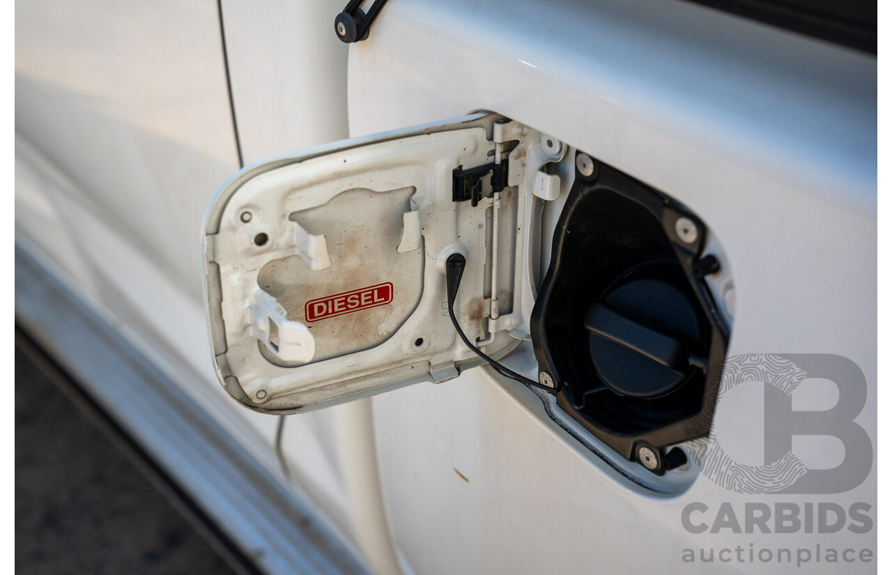 01/2011 Toyota Hilux SR (4x4) KUN26R 09 Upgrade Dual Cab P/Up Glacier White Turbo Diesel 3.0L